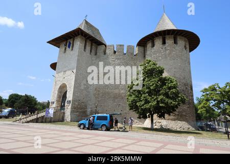 Soroca, Moldawien - 24. Juni 2023: Blick auf die mittelalterliche Festung in Soroca. Das Fort wurde 1499 vom moldauischen Prinzen Stephan dem Großen erbaut. Wurde 2015 renoviert Stockfoto