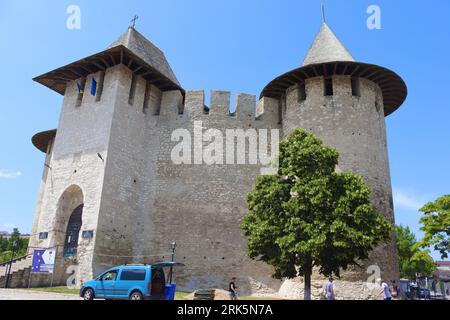 Soroca, Moldawien - 24. Juni 2023: Blick auf die mittelalterliche Festung in Soroca. Das Fort wurde 1499 vom moldauischen Prinzen Stephan dem Großen erbaut. Wurde 2015 renoviert Stockfoto