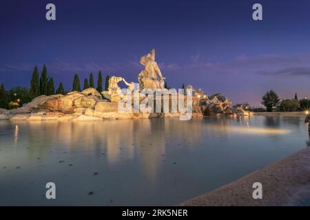 Nachbildung des Trevi-Brunnens in der Abenddämmerung in der Stadt Torrejon de Ardoz. Madrid. Spanien. Datum 22-9-20 Stockfoto