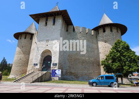 Soroca, Moldawien - 24. Juni 2023: Blick auf die mittelalterliche Festung in Soroca. Das Fort wurde 1499 vom moldauischen Prinzen Stephan dem Großen erbaut. Wurde 2015 renoviert Stockfoto