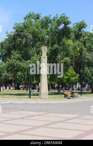 Ansicht der Säule auf dem Gebiet der mittelalterlichen Festung in Soroca, Moldau. Das Fort wurde 1499 vom moldauischen Prinzen Stephan dem Großen erbaut. Wurde in 2 renoviert Stockfoto