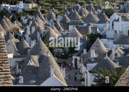 Ein atemberaubender Blick auf Alberobello, Italien, mit den berühmten konischen Dächern der traditionellen Strukturen in der Gegend Stockfoto