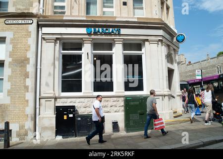 Windsor, Berkshire, Großbritannien. August 2023. Die ehemalige Barclays Bank in Windsor. Die letzten beiden Banken in Windsor, Berkshire, haben diese Woche geschlossen. Sowohl HSBC UK als auch Barclays haben dauerhaft geschlossen. Metro, Halifax, NatWest, Lloyds und Santander haben in den letzten Jahren ebenfalls geschlossen. Die einzigen in Windsor verbliebenen Finanzinstitute sind heute das Postamt und die Nationwide Building Society. Windsor ist ein wohlhabendes Gebiet und unterstützt auch eine große Tourismusindustrie, was die Schließung der Banken umso überraschender macht. Quelle: Maureen McLean/Alamy Live News Stockfoto