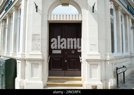 Windsor, Berkshire, Großbritannien. August 2023. Die ehemalige Barclays Bank in Windsor. Die letzten beiden Banken in Windsor, Berkshire, haben diese Woche geschlossen. Sowohl HSBC UK als auch Barclays haben dauerhaft geschlossen. Metro, Halifax, NatWest, Lloyds und Santander haben in den letzten Jahren ebenfalls geschlossen. Die einzigen in Windsor verbliebenen Finanzinstitute sind heute das Postamt und die Nationwide Building Society. Windsor ist ein wohlhabendes Gebiet und unterstützt auch eine große Tourismusindustrie, was die Schließung der Banken umso überraschender macht. Quelle: Maureen McLean/Alamy Live News Stockfoto