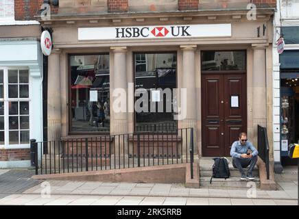 Windsor, Berkshire, Großbritannien. August 2023. Die ehemalige HSBC UK Bank in Windsor. Die letzten beiden Banken in Windsor, Berkshire, haben diese Woche geschlossen. Sowohl HSBC UK als auch Barclays haben dauerhaft geschlossen. Metro, Halifax, NatWest, Lloyds und Santander haben in den letzten Jahren ebenfalls geschlossen. Die einzigen in Windsor verbliebenen Finanzinstitute sind heute das Postamt und die Nationwide Building Society. Windsor ist ein wohlhabendes Gebiet und unterstützt auch eine große Tourismusindustrie, was die Schließung der Banken umso überraschender macht. Quelle: Maureen McLean/Alamy Live News Stockfoto