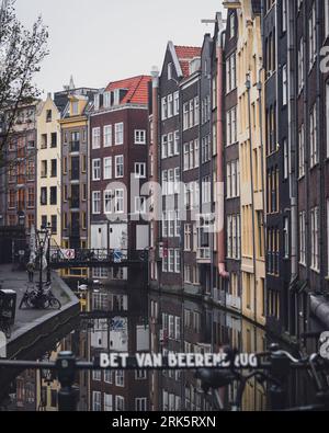 Amsterdam, Niederlande - November 27 2022: Hohe Amsterdamer Kanalhäuser an einem nebligen Morgen im Herbst. Stockfoto