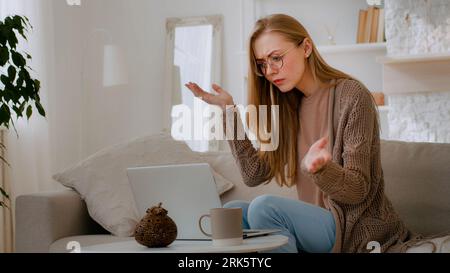 Kaukasische verärgerte Frau, die eine Kundin in Brille benutzt Geschäftsfrau, die ein Notebook benutzt traurigerweise frustriert, weil das Computerproblem gestresst war Stockfoto