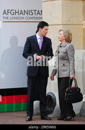 Bildnummer: 53759801  Datum: 28.01.2010  Copyright: imago/Xinhua (100128) -- LONDON, Jan. 28, 2010 (Xinhua) -- U.S. Secretary of State Hillary Clinton (R) talks to British Foreign Secretary David Miliband at  in London Jan. 28, 2010. The international conference on Afghanistan opened at  here Thursday morning with security, governance and development topping the agenda. (Xinhua/Zeng Yi) (1)BRITAIN-LONDON-AFGHANISTAN-CONFERENCE PUBLICATIONxNOTxINxCHN People Politik Afghanistan Londoner Konferenz Premiumd kbdig xub 2010 hoch    Bildnummer 53759801 Date 28 01 2010 Copyright Imago XINHUA  London J Stock Photo