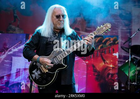 Trondheim, Norwegen. August 2023. Die englische Rockband Uriah Heep spielt ein Live-Konzert im Sverresborg Folkemuseum in Trondheim. Hier wird Gitarrist Mick Box live auf der Bühne gesehen. (Foto: Gonzales Photo - Tor Atle Kleven). Stockfoto