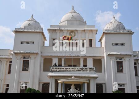 Bildnummer: 53770225 Datum: 30.01.2010 Copyright: imago/Xinhua (100131) -- JAFFNA, 31. Januar 2010 (Xinhua) -- Eine Nationalflagge fließt in der öffentlichen Bibliothek von Jaffna im Norden Sri Lankas, 30. Januar 2010. Als wichtigste tamilische Stadt Sri Lankas litt Jaffna in den letzten 30 Jahren unter Schlachten. (Xinhua/Stringer) (zcq) (9)SRI LANKA-JAFFNA-SOCIETY PUBLICATIONxNOTxINxCHN Reisen kbdig xkg 2010 quer o0 Gebäude, außen, Außenansicht, Bibliothek Bildnummer 53770225 Datum 30 01 2010 Copyright Imago XINHUA Jaffna Jan 31 2010 XINHUA eine Nationalflagge fließt in der Public Library of Jaffna in Nord-Sri Lanka Jan 3 Stockfoto
