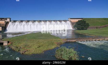 Panoramablick auf das Wasser, das über die Midmar Dam Wall in KwaZulu Natal - Südafrika fließt Stockfoto