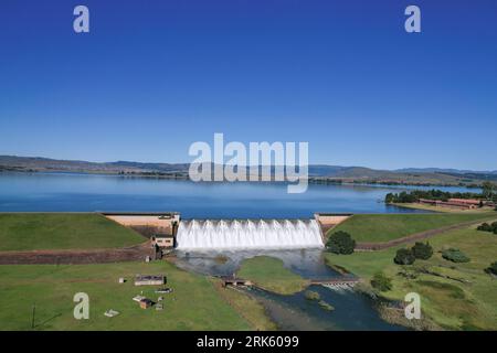 Panoramablick auf das Wasser, das über die Midmar Dam Wall in KwaZulu Natal - Südafrika fließt Stockfoto