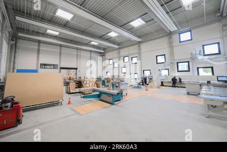 Hannover, Deutschland. August 2023. Blick in die neuen Theaterwerkstätten des Staatstheaters Hannover. Nach jahrelanger Bauzeit wurde der 38 Millionen Euro teure Neubau eröffnet. Quelle: Julian Stratenschulte/dpa/Alamy Live News Stockfoto