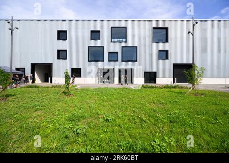 Hannover, Deutschland. August 2023. Blick auf die neuen Theaterwerkstätten des Staatstheaters Hannover. Nach jahrelanger Bauzeit wurde der 38 Millionen Euro teure Neubau eröffnet. Quelle: Julian Stratenschulte/dpa/Alamy Live News Stockfoto