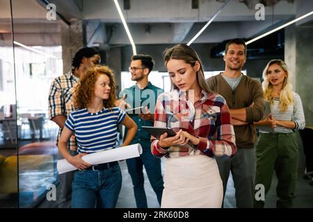 Porträt eines erfolgreichen kreativen Business-Teams mit Blick auf die Kamera, lächelnd. Konzept für erfolgreichen Start. Stockfoto