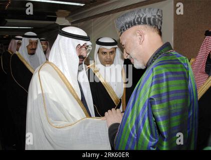 (100204) -- RIYADH , Feb. 04, 2010 (Xinhua) -- Saudi Arabian King Abdullah bin Abdul-Aziz Al Saud (L) greets Afghan President Hamid Karzai upon his arrival at Riyadh airport Feb. 3, 2010. (Xinhua/ Saudi Press Agency)(dyw) (1)SAUDI-RIYADH-KARZAI-VISIT PUBLICATIONxNOTxINxCHN   Riyadh Feb 04 2010 XINHUA Saudi Arabian King Abdullah am Abdul Aziz Al Saud l greets Afghan President Hamid Karzai UPON His Arrival AT Riyadh Airport Feb 3 2010 XINHUA Saudi Press Agency dyw 1 Saudi Riyadh Karzai Visit PUBLICATIONxNOTxINxCHN Stock Photo