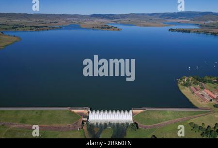 Panoramablick auf das Wasser, das über die Midmar Dam Wall in KwaZulu Natal - Südafrika fließt Stockfoto