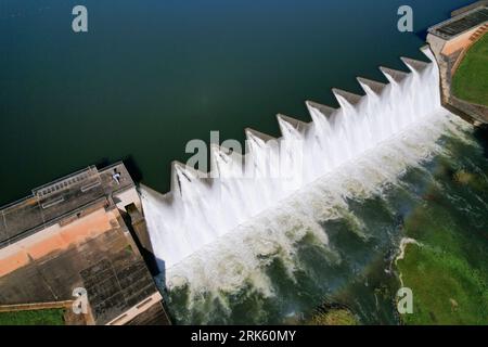 Panoramablick auf das Wasser, das über die Midmar Dam Wall in KwaZulu Natal - Südafrika fließt Stockfoto