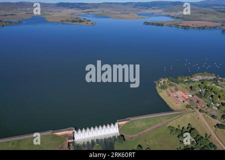 Panoramablick auf das Wasser, das über die Midmar Dam Wall in KwaZulu Natal - Südafrika fließt Stockfoto