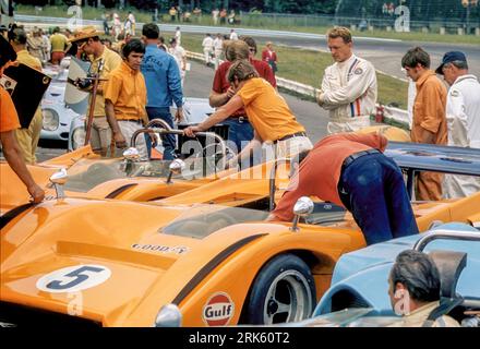 Dan Gurney startete den 2., beendete den 9. Rang mit seinem Auto und dem McLaren M8D von Denny Hulme im Vordergrund bei der Watkins Glen Can-am 1970 Stockfoto