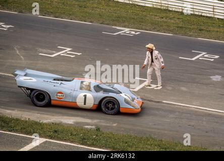 1970 Watkins Glen Can am; Jo Siffert; Porsche 917K; 12. Gestartet; 2. Beendet, Starter Tex Hopkins im Lavendelanzug Stockfoto