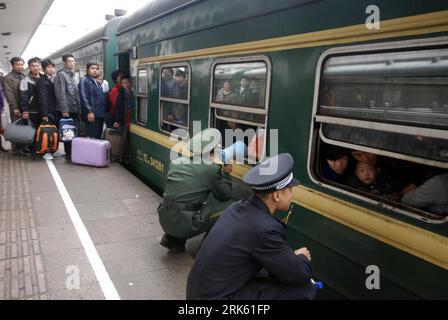 Bildnummer: 53778707 Datum: 05.02.2010 Copyright: imago/Xinhua Railway Staff(F) bietet den überfüllten Passagieren am 5. Februar 2010 über einen Lautsprecher im Guangzhou Bahnhof, Guangzhou, Provinz Guangdong in Südchina. Das Passagieraufkommen des jährlichen chinesischen Massentransports für das Frühlingsfest hat seit seinem Start 420,8 Millionen Personenzeiten erreicht, mit einem Anstieg um 8,6 % gegenüber dem gleichen Zeitraum im letzten Jahr. (Xinhua/Ding Yong)(zjy) (2)CHINA-GUANGDONG-SPRING FESTIVAL-TRANSPORT RUSH (CN) PUBLICATIONxNOTxINxCHN Bahn Verkehr kbdig xsk 2010 quer o0 Bahnhof Überfül Stockfoto