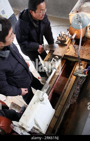 Bildnummer: 53781845  Datum: 05.02.2010  Copyright: imago/Xinhua (100207) -- JUYE, Feb. 7, 2010 (Xinhua) -- Two farmer migrant workers who returned home for the Spring Festival take part in a lathe-hand technical training at Juye County, east China s Shandong Province, Feb. 5, 2010. Local Bureau of Labour and Social Security operate multiple gratuitous vocational skills training bases targeted at the farmer migrant workers back home during the Spring Festival, including the faculties of electric welding, computer use, lathe operation, locksmith, electrical apparatus repair, etc, in a move to b Stock Photo