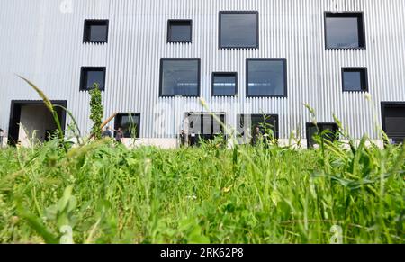 Hannover, Deutschland. August 2023. Blick auf die neuen Theaterwerkstätten des Staatstheaters Hannover. Nach jahrelanger Bauzeit wurde der 38 Millionen Euro teure Neubau eröffnet. Quelle: Julian Stratenschulte/dpa/Alamy Live News Stockfoto