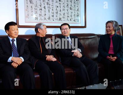 Bildnummer: 53788372  Datum: 08.02.2010  Copyright: imago/Xinhua (100210) -- BEIJING , Feb. 10, 2010 (Xinhua) -- Li Changchun (R2), member of the Standing Committee of the Political Bureau of the Central Committee of the Communist Party of China (CPC), visits calligrapher Zhang Hai (L2) in Beijing, capital of China, Feb. 8, 2010. Li Changchun visited several famous figures in the culture circle and extended festive greetings to them on behalf of Chinese President Hu Jintao and the CPC central committee ahead of the Spring Festival. (Xinhua/Li Tao) (lyi) (2)CHINA-LI CHANGCHUN-ARTISTS-VISIT (CN) Stockfoto