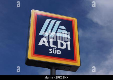 Das Aldi verklagte das Logo vor einem Supermarkt gegen einen blau-weißen Himmel in Frankfurt Stockfoto