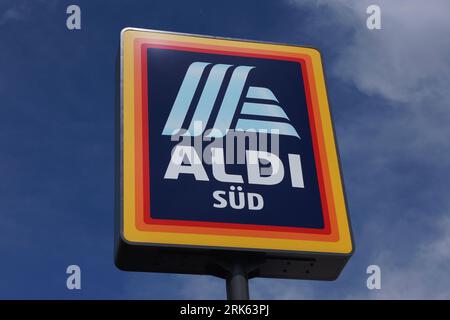 Das Aldi verklagte das Logo vor einem Supermarkt gegen einen blau-weißen Himmel in Frankfurt Stockfoto