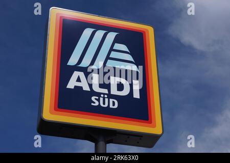 Das Aldi verklagte das Logo vor einem Supermarkt gegen einen blau-weißen Himmel in Frankfurt Stockfoto