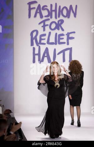 Bildnummer: 53793858 Datum: 12.02.2010 Copyright: imago/Xinhua (100213) -- NEW YORK, 13. Februar 2010 (Xinhua) -- die britische Herzogin von York Sarah Ferguson präsentiert eine Kreation auf der Naomi Campbells Fashion for Relief Haiti Fashion Show während der Mercedes-Benz Fashion Week in New York, USA, 12. Februar 2010. (Xinhua/Zhu Wei) (5)U.S.-FASHION WEEK-FASHION FÜR RELIEF-HAITI PUBLICATIONxNOTxINxCHN Mode Modewoche Modenschau Damenmode People kbdig xub 2010 hoch Highlight Premiumd GBR, Adel Bildnummer 53793858 Datum 12 02 2010 Copyright Imago XINHUA New York Feb 13 2010 XINHUA britische Herzogin Stockfoto
