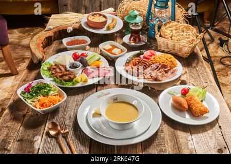 Klassisches türkisches Frühstück von oben. Köstliches reichhaltiges traditionelles türkisches Frühstück mit Tomaten, Gurken, Käse, Butter, Eiern, Schatz. Stockfoto