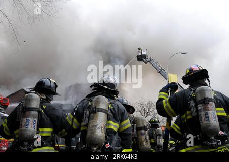 Bildnummer: 53794973 Datum: 13.02.2010 Copyright: imago/Xinhua (100213) -- NEW YORK, 13. Februar 2010 (Xinhua) -- Firefighters arbeiten an der Szene, als ein geschäftiges Geschäftsviertel einen großen Brand im Queens Borough of New York City, USA, am 13. Februar 2010 fängt. Laut Feuerwehrmann wurde niemand verletzt. (Xinhua/Liu Xin) (zw) (2)U.S.-NEW YORK-FIRE PUBLICATIONxNOTxINxCHN Gesellschaft Arbeitswelten Feuerwehr Großbrand Feuer Brand Feuerwehreinsatz USA kbdig xdp 2010 quer premiumd o0 Rauch Qualm Atemschutz Gasflasche Bildnummer 53794973 Datum 13 02 2010 Copyright Imago XINHUA New Y Stockfoto