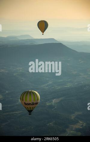 Eine Luftaufnahme von Heißluftballons, die über ein riesiges Tal in Spanien fliegen Stockfoto