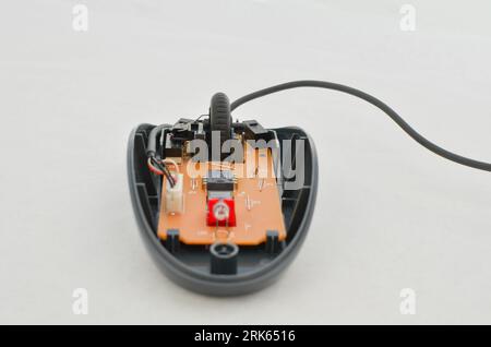 Offene Computermaus mit freiliegender elektronischer Schaltung für Wartung, Symbol der Technologie und moderner Computertechnik. Perfekt für Technologiekonzepte, Digit Stockfoto