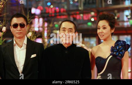 Bildnummer: 53796256  Datum: 14.02.2010  Copyright: imago/Xinhua (100214) -- BERLIN, Feb. 14, 2010 (Xinhua) -- Chinese director Zhang Yimou (C), actor Sun Honglei (L) and actress Yan Ni arrives for the premiere of the film A Woman, a Gun and a Noodle Shop at the 60th Berlinale International Film Festival in Berlin, Germany, Feb. 14, 2010. (Xinhua/Luo Huanhuan) (zw) (1)GERMANY-BERLIN-BERLINALE-A WOMAN, A GUN AND A NOODLE SHOP PUBLICATIONxNOTxINxCHN People Film 60. Internationale Filmfestspiele Berlinale Berlin Filmpremiere San qiang pai an jing qi The First Gun kbdig xmk 2010 quer premiumd Stock Photo