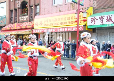 Bildnummer: 53798001 Datum: 14.02.2010 Copyright: imago/Xinhua (100215) -- VANCOUVER, 15. Februar 2010 (Xinhua) -- Eine Gruppe von Mädchen spielt traditionellen chinesischen Tanz in Chinatown in Vancouver, Kanada, am 14. Februar 2010, während der Parade zum chinesischen Neujahrsfest. Mehr als 2.400 Darsteller aus 50 Teams nahmen an der Parade Teil. (Xinhua/Ma Dan) (jlp) (1)CANADA-VANCOUVER-CHINESE LUNAR NEW YEAR-CELEBRATION PUBLICATIONxNOTxINxCHN Tradition Jahr des Tigers Tiger China Neujahr vdig xdp 2010 quer o0 Frühlingsfest Bildnummer 53798001 Datum 14 02 2010 Copyright Imago XINHUA Vancouver Februar 15 2010 Stockfoto