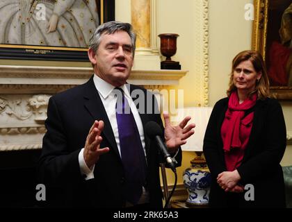 Bildnummer: 53798612  Datum: 15.02.2010  Copyright: imago/Xinhua (100215) -- LONDON, Feb. 15, 2010 (Xinhua) -- British Prime Minister Gordon Brown (L) expresses warm new year wishes to attendees as his wife Sarah Brown stands by during a reception at No. 10 Downing Street, the residence of the Prime Minister, in London, capital of the U.K., Feb. 15, 2010. Brown hosted a reception for overseas Chinese in Britain here on Monday to celebrate the Chinese Lunar New Year that falls on Feb. 14 this year. (Xinhua/Zeng Yi) (gxr) (4)BRITAIN-CHINA-BROWN-NO. 10-CHINESE LUNAR NEW YEAR-CELEBRATION PUBLICATI Stock Photo