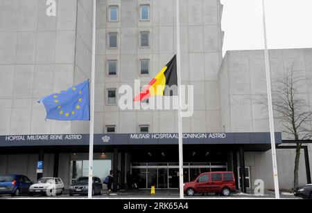 Bildnummer: 53799458  Datum: 16.02.2010  Copyright: imago/Xinhua (100216) -- BRUSSELS, Feb. 16, 2010 (Xinhua) -- Belgian and European flags fly half mast outside Reine Astrid Military Hospital in Neder-Over-Hembeek of Belgium, Feb. 16, 2010, where bodies of victims in a two trains crash near Brussels in the early rush hours on Monday were parked here. According to the hospital, eighteen were dead in the accident. (Xinhua/Wang Xiaojun) (ypf) BELGIUM-TRAIN ACCIDENT-HALF MAST PUBLICATIONxNOTxINxCHN Brüssel Trauer Staatstrauer Zugunglück kbdig xub 2010 quer premiumd o0 Gebäude außen Außenansicht K Stock Photo