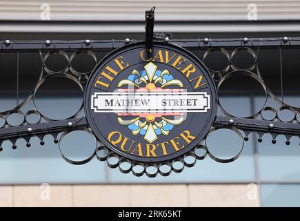 Mathew Street, die bekannteste Straße in Liverpool, als Ort des Cavern Club, in dem die Beatles auftraten, in Merseyside, Großbritannien Stockfoto