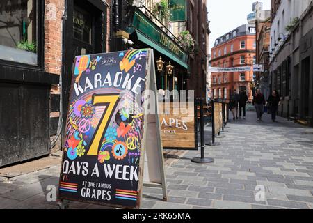 Mathew Street, die bekannteste Straße in Liverpool, als Ort des Cavern Club, in dem die Beatles auftraten, in Merseyside, Großbritannien Stockfoto