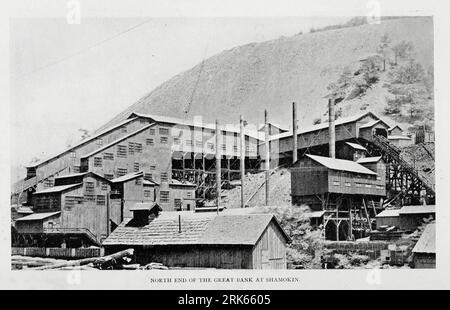 Great Culm Bank in Shamokin Pennsylvania aus dem Artikel Oktober 1896 Kohleabfälle (auch bezeichnet als Kohleabfälle, Gestein, Schlacke, Kohleabfälle, Abfallmaterial, Felsbank, Halm, Knödel oder Gob) ist das Material, das vom Kohleabbau übrig bleibt, in der Regel als Absetzhaufen oder Verderbspitzen. Für jede Tonne Steinkohle, die durch den Bergbau erzeugt wird, verbleiben 400 kg Abfallmaterial, darunter auch ein Teil der verlorenen Kohle. Steinkohleabfälle können erhebliche negative Umweltauswirkungen haben, einschließlich der Auslaugung von Eisen-, Mangan- und Aluminiumrückständen in Wasserstraßen und in der Entwässerung von Säurebergwerken. Der Abfluss kann entstehen Stockfoto