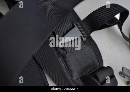 Schwarzer Hosenträger oder Gürtel, elegantes und hochwertiges Accessoire, das Ihren Stil abrundet. Konzept für Rucksäcke oder Militärzubehör. Stockfoto