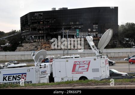 Bildnummer: 53806741  Datum: 18.02.2010  Copyright: imago/Xinhua (100219) -- AUSTIN, Feb. 19, 2010 (Xinhua) -- Photo taken on Feb. 18, 2010 shows the office building which was hit by a small aircraft crash in Austin, south U.S. state of Texas. A small plane crashed into the seven-story office building in Austin on Thursday, leaving at least one person dead, another missing and more than 10 others injured. Officials have ruled out the possibility of terrorist attack. (Xinhua/Chen Ruwei) (cl) (1)U.S.-AUSTIN-PLANE-CRASH PUBLICATIONxNOTxINxCHN Selbstmörder Kleinflugzeug Flugzeug Steuerbehörde IRS Stockfoto