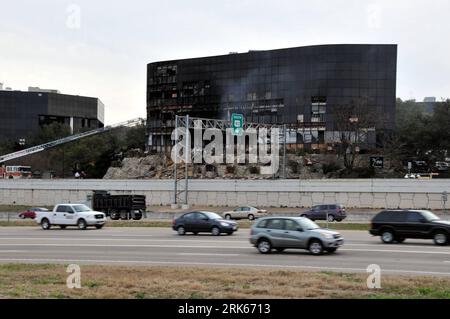 Bildnummer: 53806743  Datum: 18.02.2010  Copyright: imago/Xinhua (100219) -- AUSTIN, Feb. 19, 2010 (Xinhua) -- Photo taken on Feb. 18, 2010 shows the office building which was hit by a small aircraft crash in Austin, south U.S. state of Texas. A small plane crashed into the seven-story office building in Austin on Thursday, leaving at least one person dead, another missing and more than 10 others injured. Officials have ruled out the possibility of terrorist attack. (Xinhua/Chen Ruwei) (cl) (4)U.S.-AUSTIN-PLANE-CRASH PUBLICATIONxNOTxINxCHN Selbstmörder Kleinflugzeug Flugzeug Steuerbehörde IRS Stockfoto