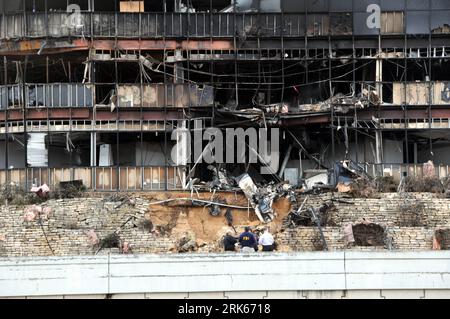 Bildnummer: 53806744  Datum: 18.02.2010  Copyright: imago/Xinhua (100219) -- AUSTIN, Feb. 19, 2010 (Xinhua) -- Photo taken on Feb. 18, 2010 shows the office building which was hit by a small aircraft crash in Austin, south U.S. state of Texas. A small plane crashed into the seven-story office building in Austin on Thursday, leaving at least one person dead, another missing and more than 10 others injured. Officials have ruled out the possibility of terrorist attack. (Xinhua/Chen Ruwei) (cl) (2)U.S.-AUSTIN-PLANE-CRASH PUBLICATIONxNOTxINxCHN Selbstmörder Kleinflugzeug Flugzeug Steuerbehörde IRS Stockfoto