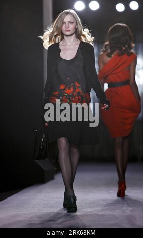 Bildnummer: 53811949  Datum: 22.02.2010  Copyright: imago/Xinhua (100223) -- LONDON, FEB. 23, 2010 (Xinhua) -- A model presents a creation of British designer Paul Smith during the London Fashion Week Autumn/Winter 2010 Collection in London, Britain, Feb. 22, 2010. (Xinhua/Tang Shi) (lyx) (4)BRITAIN-LONDON-FASHION WEEK-PAUL SMITH PUBLICATIONxNOTxINxCHN Mode Modenschau Fashionweek kbdig xmk 2010 hoch  o0 Damenmode, Freisteller    Bildnummer 53811949 Date 22 02 2010 Copyright Imago XINHUA  London Feb 23 2010 XINHUA a Model Presents a Creation of British Designers Paul Smith during The London Fas Stock Photo