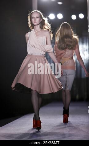 (100223) -- LONDON, FEB. 23, 2010 (Xinhua) – Ein Modell präsentiert eine Kreation des britischen Designers Paul Smith während der London Fashion Week Herbst/Winter 2010 Collection in London, Großbritannien, 22. Februar 2010. (Xinhua/Tang Shi) (lyx) (6)BRITAIN-LONDON-FASHION WEEK-PAUL SMITH PUBLICATIONxNOTxINxCHN Stockfoto